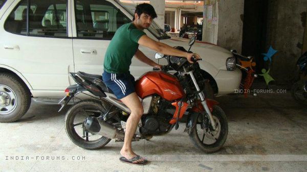 196847-sushant-singh-rajput-on-bike