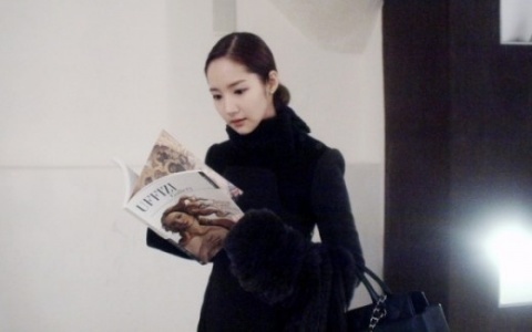 park-min-young-looking-beautiful-in-italy_oynuy_0 - PMY-imbracata  de iarna