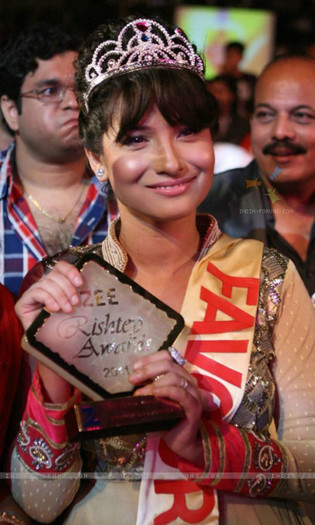 200198-ankita-lokhande-wins-popular-face-award-at-zee-rishtey-awards