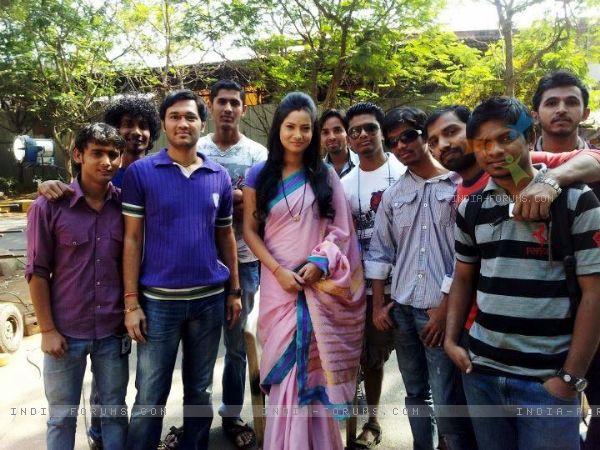 200805-ankita-lokhande-with-fans-on-pavitra-rishta-set
