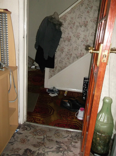 trecerea in holul de la intrarea din fata