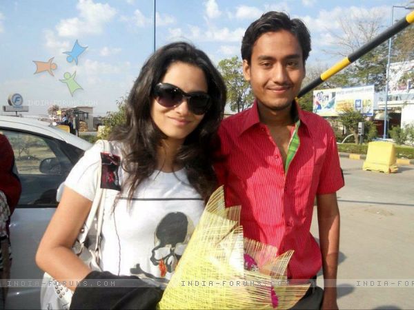 201826-ankita-lokhande-with-a-fan-at-a-function - ankita sushant si amici