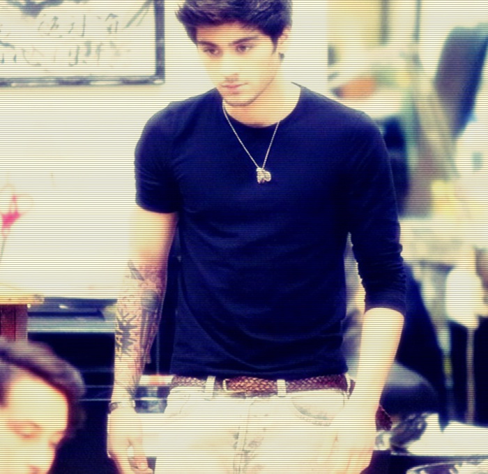 ». vroiam. sa pun poze cu niall. ;-? mento. mi-a luat-o. inainte =)). [ bii. ;