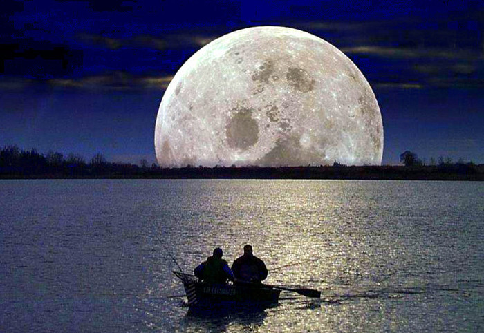 uite luna !