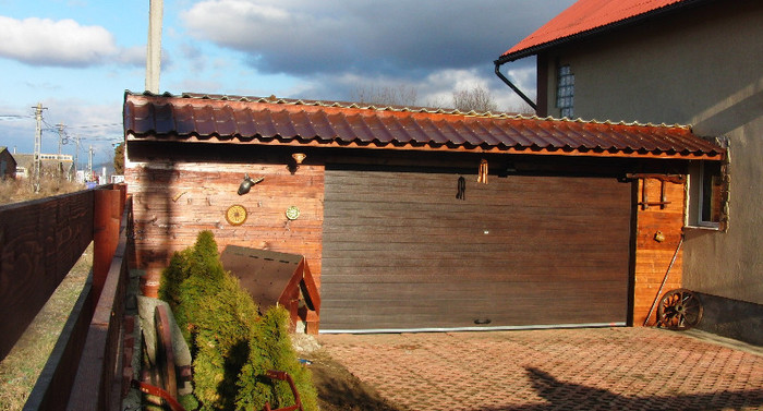 Usi de garaj Cluj; Culoare : Stejar-rustic
Model   : Dungi inguste
