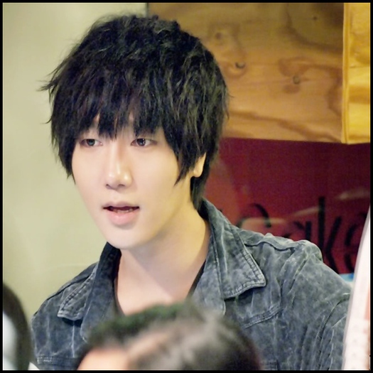 - ..;;)..|ia mana de la spate..si ii da un buchet de trandafiri rosii :d |