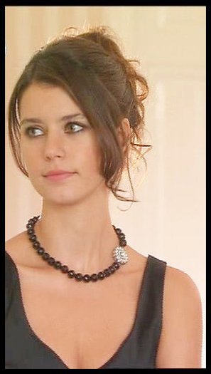 Beren Saat 00