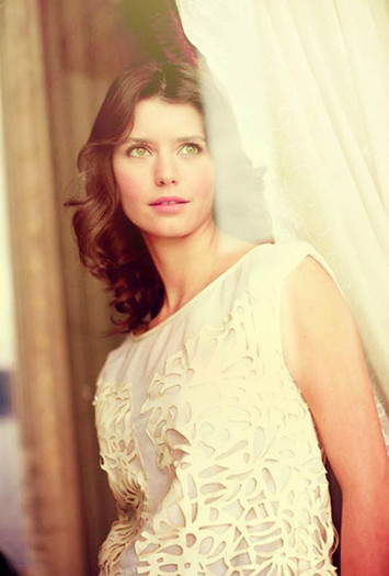 Beren-Saat-turkish-actors-and-actresses-32568868-541-800 - Beren 1