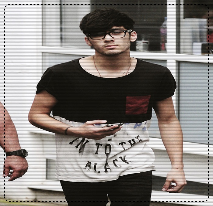 ∞ ;; ce ciudat e să fi zayn ;-? + mă fac Styles pe benzi să mozolesc fetele 8-| :-j .
