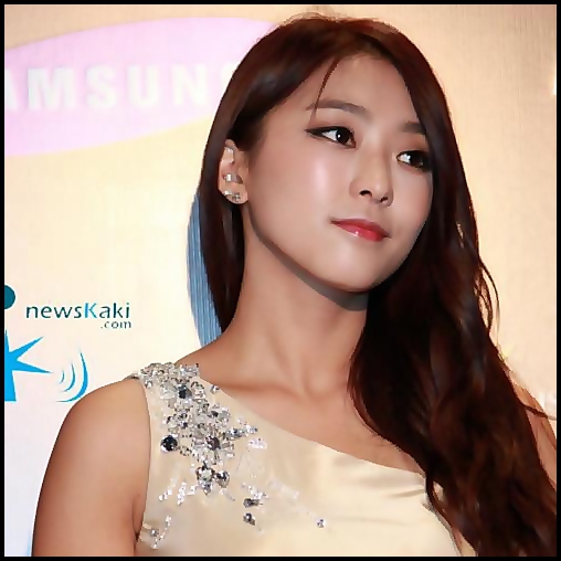 . *intra* Umff..hellouu nimanuui.:(.*se aseaza pe canapea;isi pune capul pe genunchi*