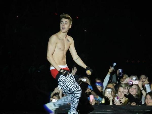 justin-bieber-shirtless-in-zebra-pants-3 - Stirea 36