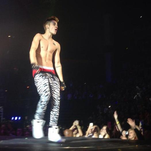 justin-bieber-shirtless-in-zebra-pants-6 - Stirea 36