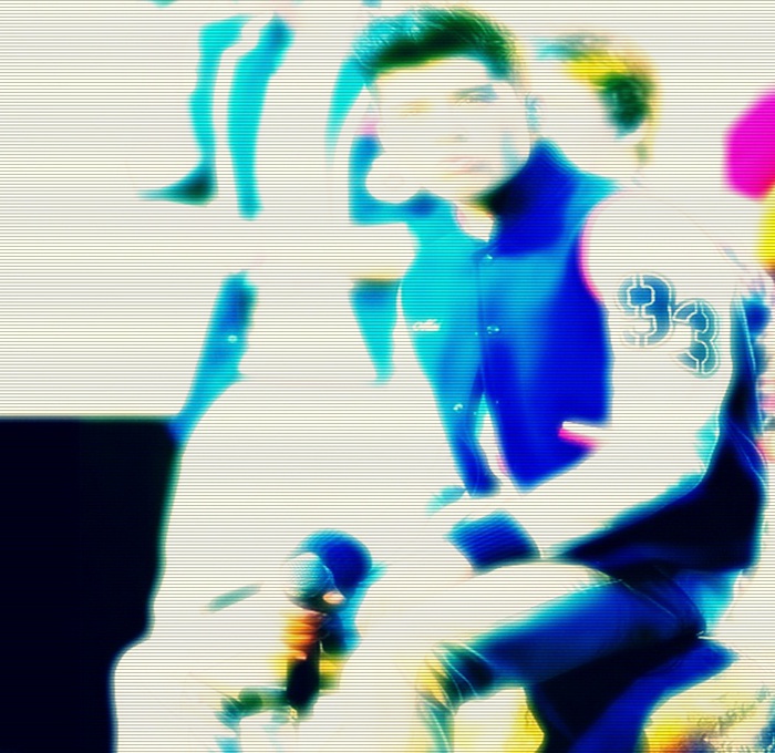 → ; ∞. uh. - la. - la O.O ; se pare că.. am găsit persoana care m-a bătut la romantism ;o3. ( o săru