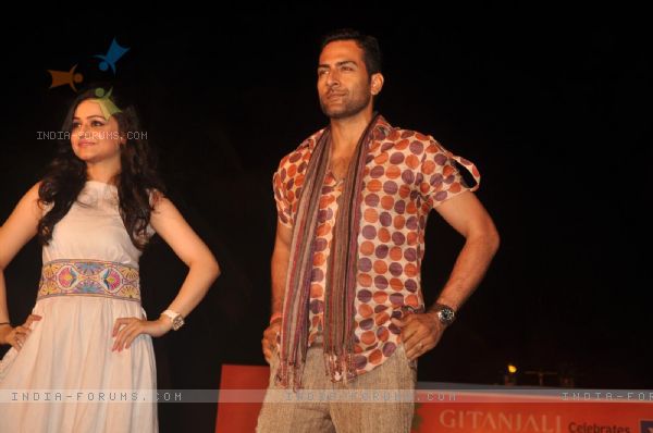 192184-sudhanshu-pandey-and-muskaan-mehani-at-gr8-fashion-walk-for-the