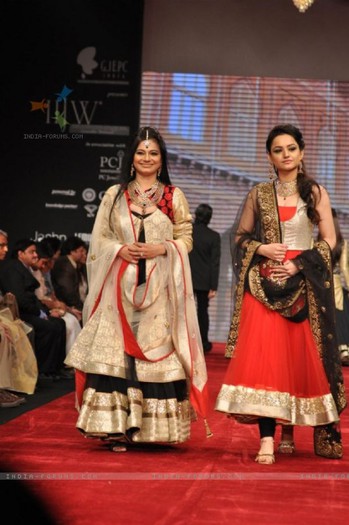 220906-tasneem-sheikh-and-muskaan-mihani-on-ramp-at-the-beti-show-by-v - Muskan Mehani