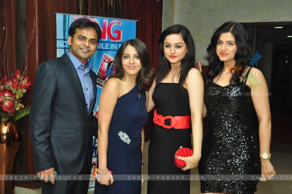 248883-mihani-sisters-with-vijay-and-dolly-bhatter-at-the-celebration