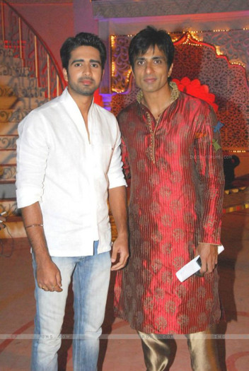 153012-avinash-with-sonu-sood