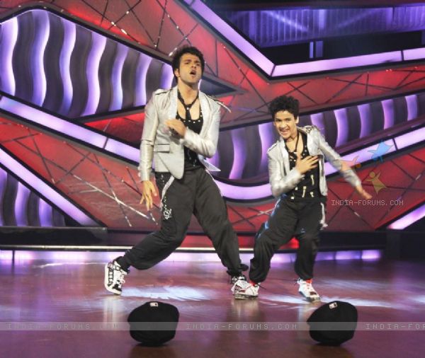 214881-rithvik-dhanjani-with-faisal-khan