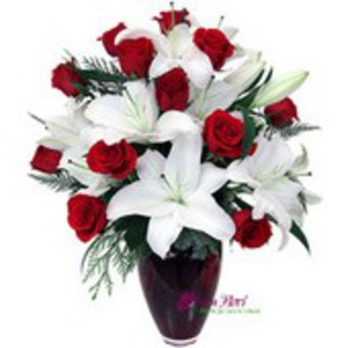buchet-crini-albi-si-trandafiri-rosii~41894621