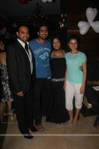 380439_280751478633070_493374305_n