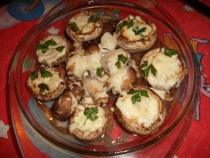 Ciuperci umplute cu cascaval