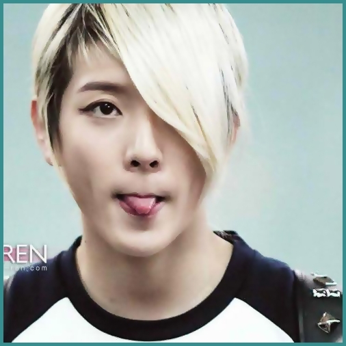 #. Auzi cine vorbestee :-w.[se aseaza langa Hwa;pune mana in jurul gatului] Aia e posedata..:)).[i.s