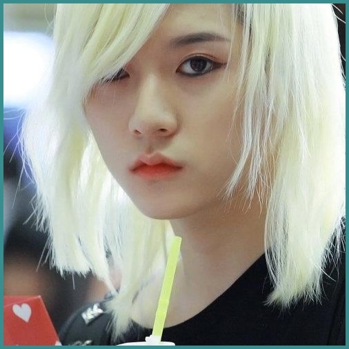 #. [isi baga capul in spatele lui Hwa].. Noonaaa.:))