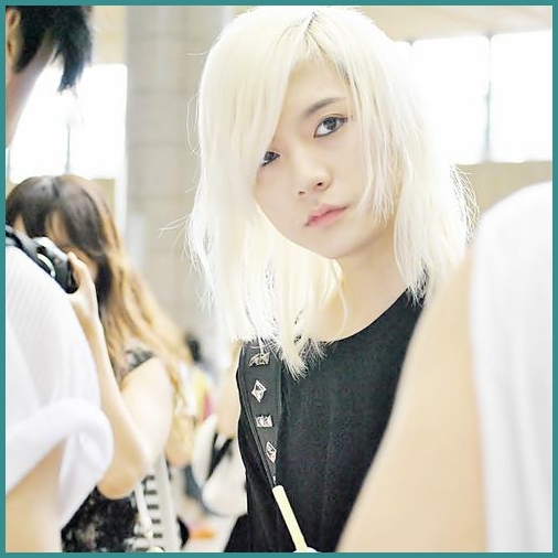 #. Ba daa.. te rog..doar putin..:o3..pentru mine..;;).[pune paharele pe masuta;deschide sticla]