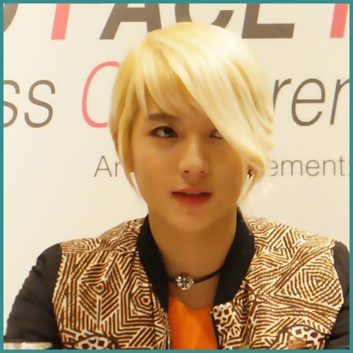 #. Pff..ok.:) [toarna in pahare;ii da un pahar lui Hara;ia sticla si paharul lui;se aseaza langa ea]