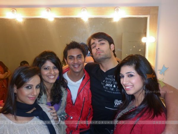 231526-vivian-vishal-and-vahbhiz-with-friends