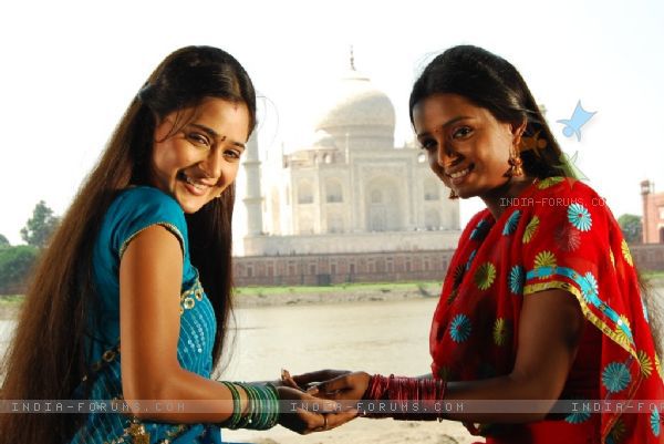 33320-ragini-and-sadhna-standing-near-tajmahal - bidaai_protagonisti filmului