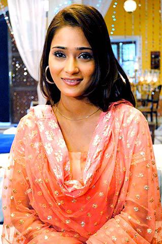 300611054535_sara_khan_1_(1) - Sara Khan_Sadhna_bidaai