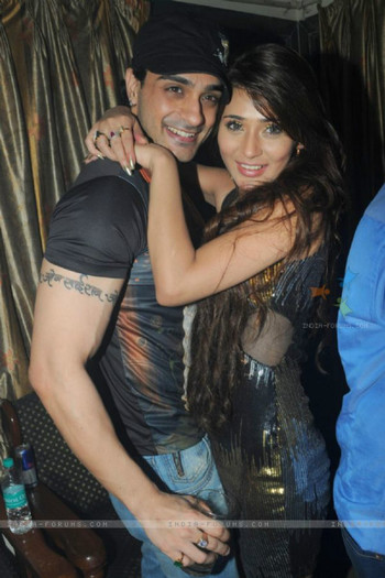 218009-angad-hasija-with-sara-khan-at-sara-khan-birthday-bash - Sara Khan_amicii si prietenii