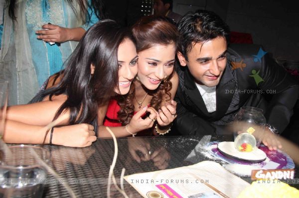 125698-sara-krystle-and-nishant-having-fun-with-the-cake-in-party-of-r - Sara Khan_amicii si prietenii