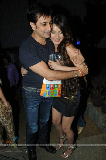 217989-rajev-paul-with-sara-khan-at-sara-khan-birthday-bash - Sara Khan_amicii si prietenii