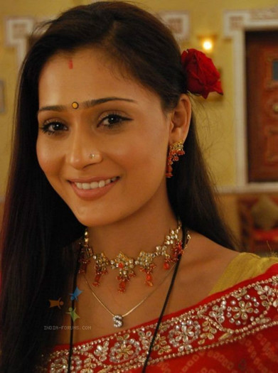 Sarah_Khan_1311431965_2