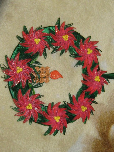 6; coronita cu baza din carton imbracat cu panglica satinata,cu aplicatii quilling
