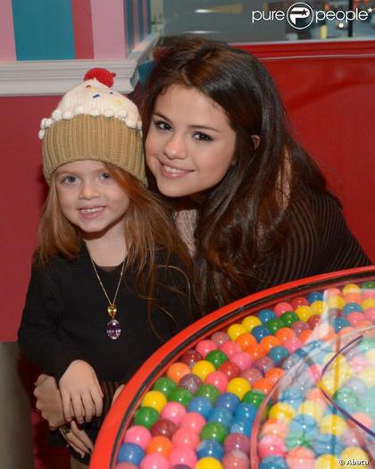 45549_363128980451107_698933913_n - Selena UNICEF cake for the party Dylan Sugar Bar New York