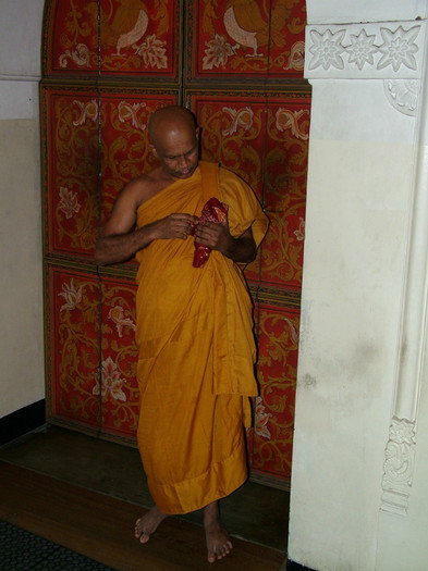 DSCF1104; Ritualul nodurilor. Acest preot Budist pastreaza cheia de la camera sacra
