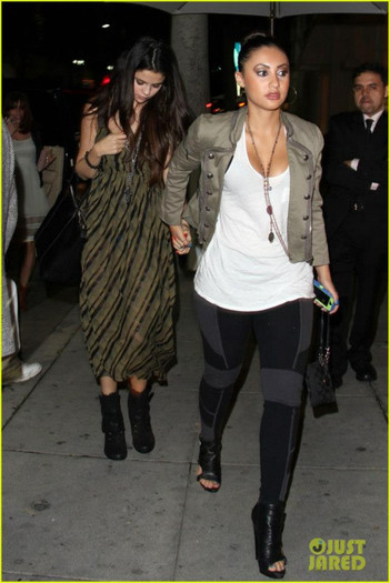 67041_362878710476134_973254811_n - Selena dinner with Francia Raisa