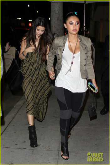 309860_362878630476142_349411838_n - Selena dinner with Francia Raisa