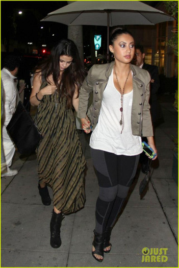 379282_362878713809467_1972071998_n - Selena dinner with Francia Raisa