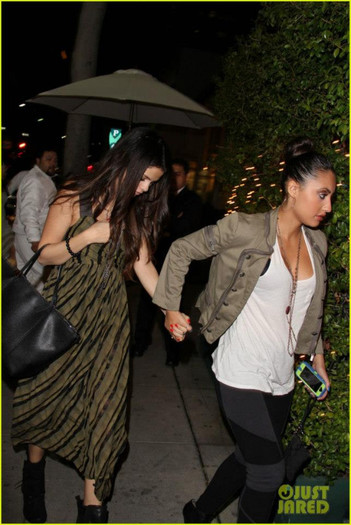 482968_362878820476123_218108306_n - Selena dinner with Francia Raisa