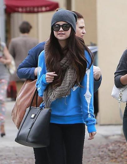 164433_362759143821424_2007014465_n - Selena with Francia Raisa shopping retail therapy