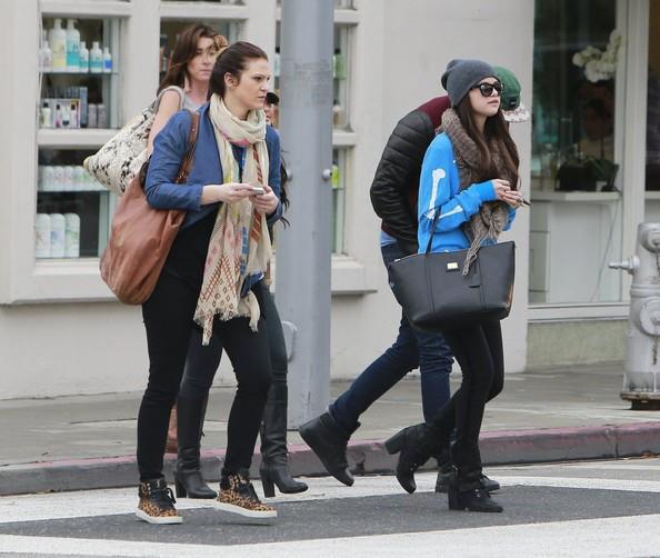 196271_362759127154759_634795104_n - Selena with Francia Raisa shopping retail therapy