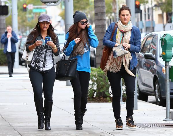 485988_362758920488113_302343484_n - Selena with Francia Raisa shopping retail therapy