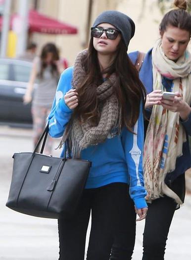 536994_362759113821427_791987408_n - Selena with Francia Raisa shopping retail therapy