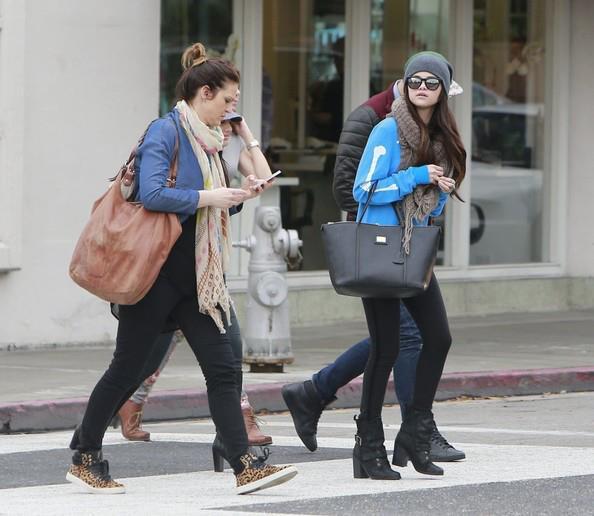 558380_362759077154764_1243332337_n - Selena with Francia Raisa shopping retail therapy