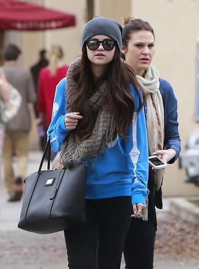 602722_362759097154762_1139182564_n - Selena with Francia Raisa shopping retail therapy