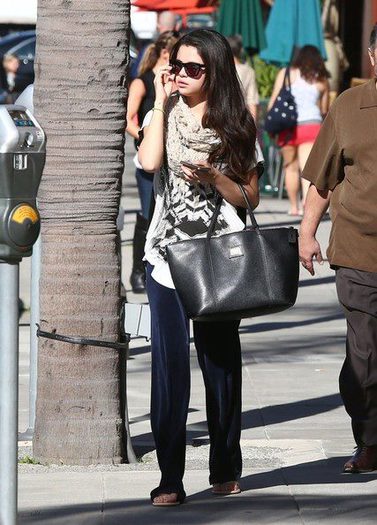 314258_361397630624242_666682549_n - Selena at doctor office---22 Ianuary 2013